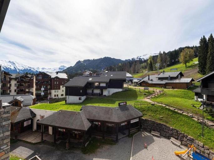 3, Apartment in Morillon With Pool & Mountain Views, Haute-Savoie