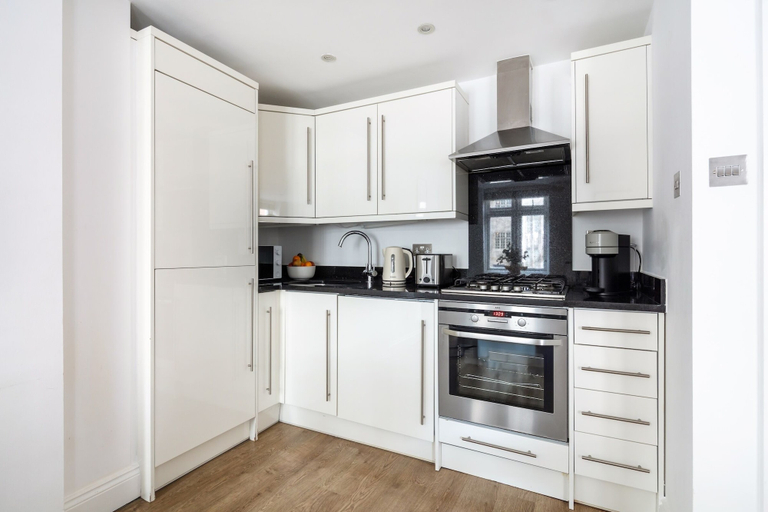 Private kitchen 4, Chic 1BR Close to Buckingham Palace, London