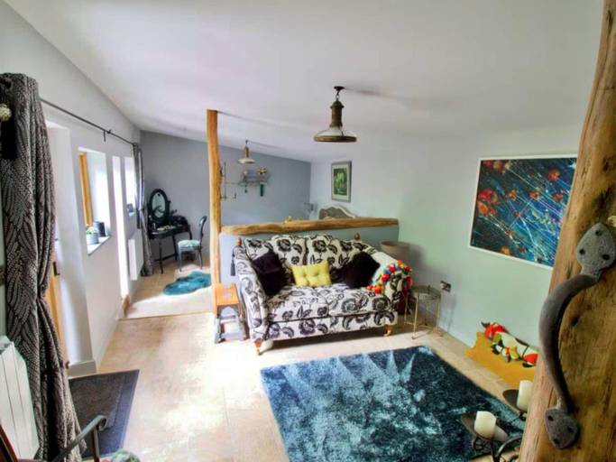 2, Cabin in New Forest with Private Woodland, Hampshire