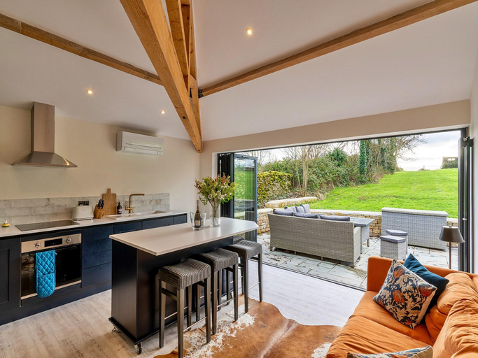 3, Cottage in Cotswolds with Hot Tub  Views, Gloucestershire