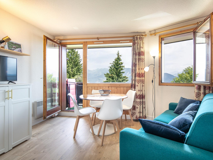 2, Apartment in Doucy with Mountain Views, Savoie