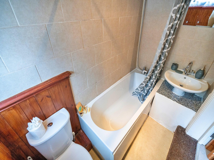 Bathroom, Cottage in Bradwell near Peak Cavern, Derbyshire