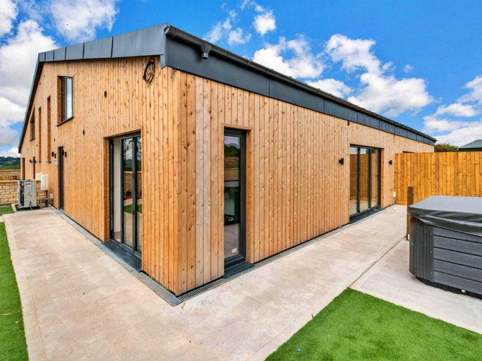 3, Cottage in Cotswolds with Hot Tub Garden, Gloucestershire