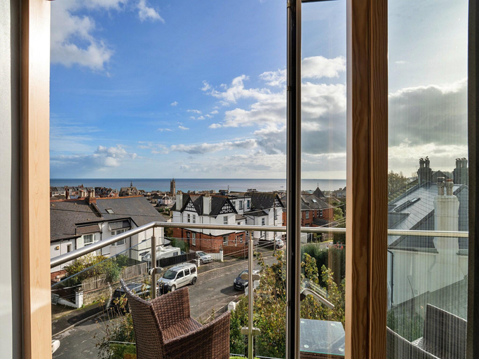 5, Apartment in Teignmouth with Sea Views, Devon
