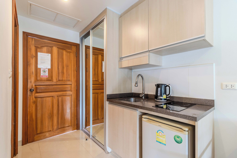 Private kitchen, 1BR with Pool &Gym Prime Location C233, Phuket Island
