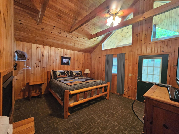 Room 2, Urban Escape - 1BR King Cabin, Sevier