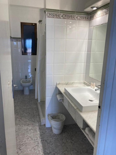 Bathroom 3, Malvarrosa Beach Rooms, Valencia