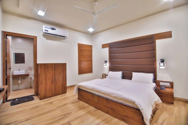 Room 4, Shyam Inn, Mathura
