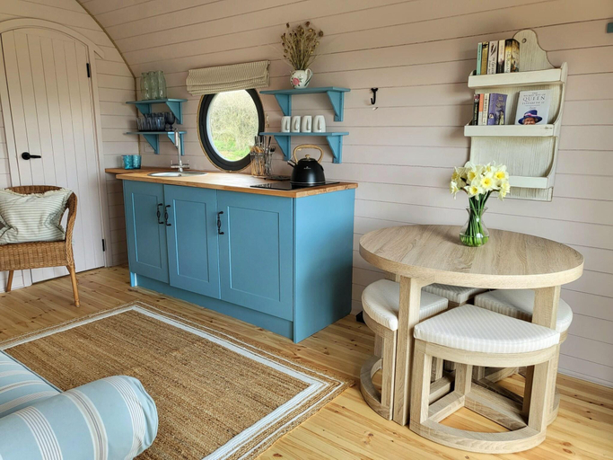 4, Cabins in Oxfordshire with Hot Tub  Meadow Views, Oxfordshire