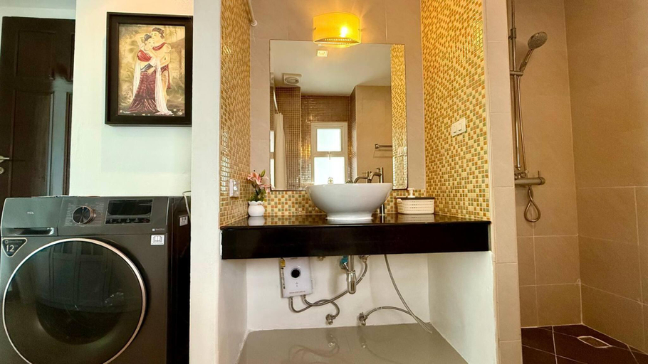 2, 6-20 - 2 Bdr Condo with Balcony and shared Pool, Phuket Island