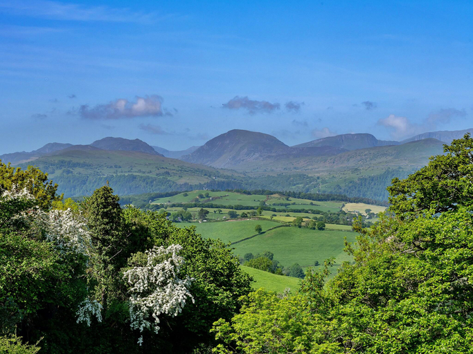 4, Cottage in Conwy with Hot Tub Mountain Views, Conwy