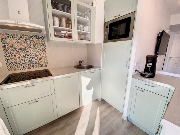 2, Terrace Apartment Near the Beach, Alpes-Maritimes