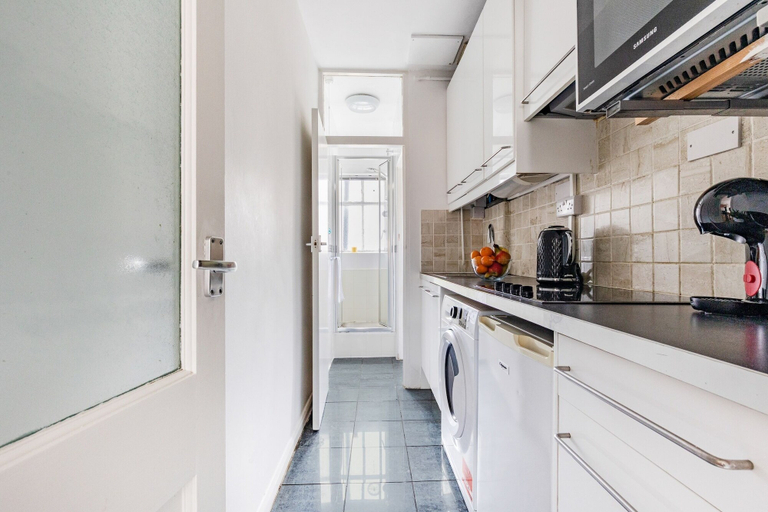 Private kitchen 4, Cozy 1BR Apartment near Covent Garden, London
