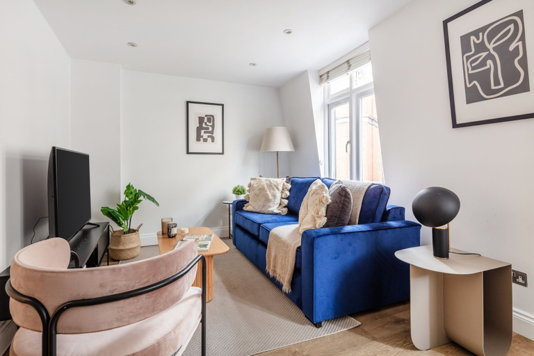 Living area 3, Chic 1BR Close to Buckingham Palace, London