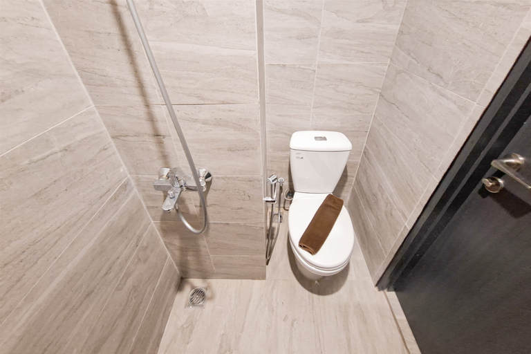 Bathroom 2, Stylish Studio Apartment at Collins Boulevard By Travelio, Tangerang