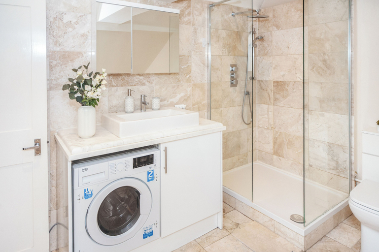 Bathroom 3, Spacious 3BR 2BA Flat in Central Soho, London