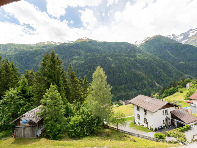 Others 5, Apartment in Strengen near Ski Slopes, Landeck