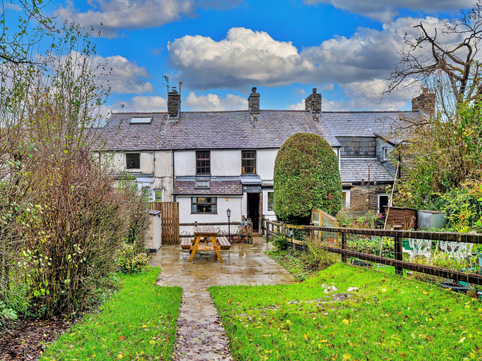 2, Cottage in Snowdonia with Hot Tub Views, Conwy