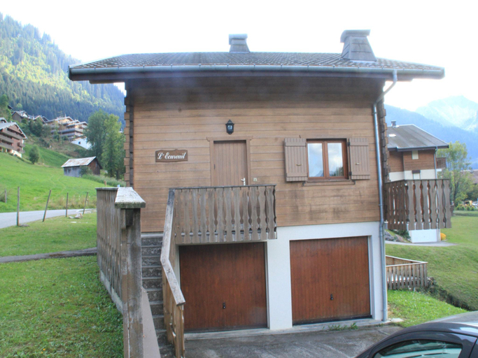 4, Chalet in La Bechigne with Valley Views, Haute-Savoie