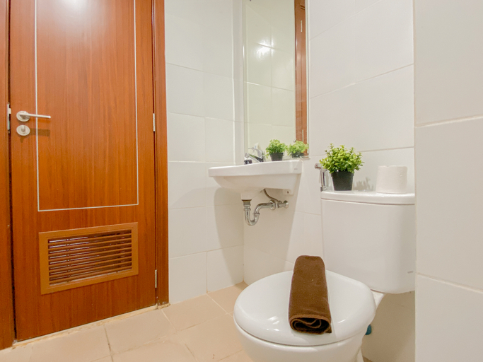 Bathroom 5, Well Appointed 2BR at Apartment Vittoria Residence By Travelio, West Jakarta