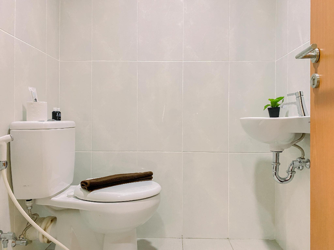 Bathroom 3, Homey 1BR at Atlanta Residences Apt By Travelio, Depok