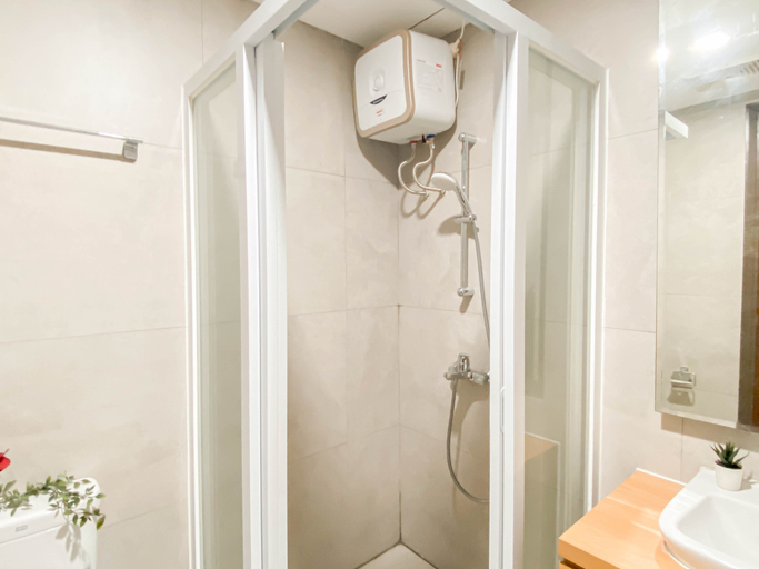 Bathroom 5, Simple Compact Studio at Apartment Pollux Chadstone By Travelio, Cikarang