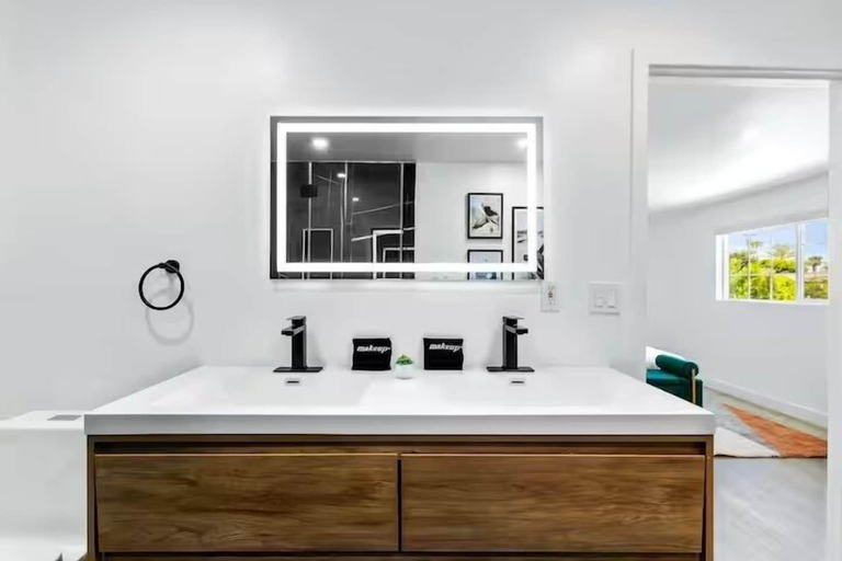 Bathroom 2, Paseo Roseta, Riverside