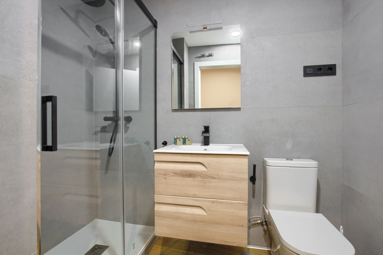 Bathroom 4, Dobo Madrid Justicia, Madrid