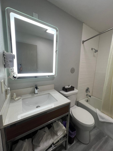 Bathroom 4, Quality Inn & Suites Ottumwa North, Wapello