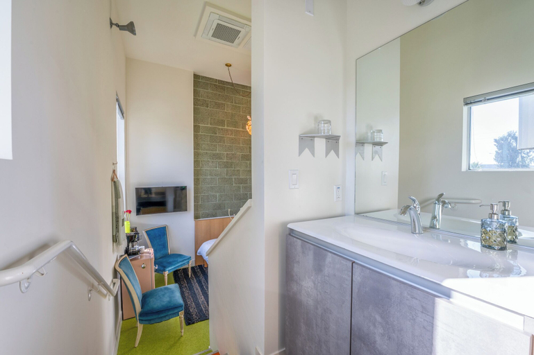Room 4, Hotel Narcissus, San Diego