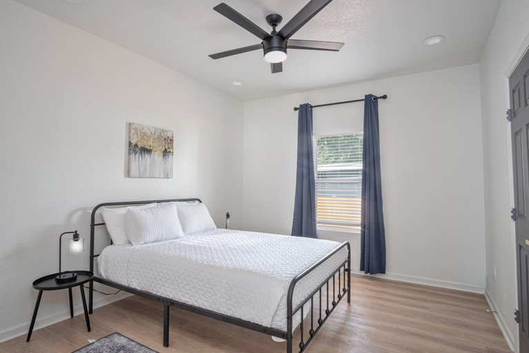 Room 5, Enjoy 4br/3ba Comfort & Convenience Near Downtown!, Bexar