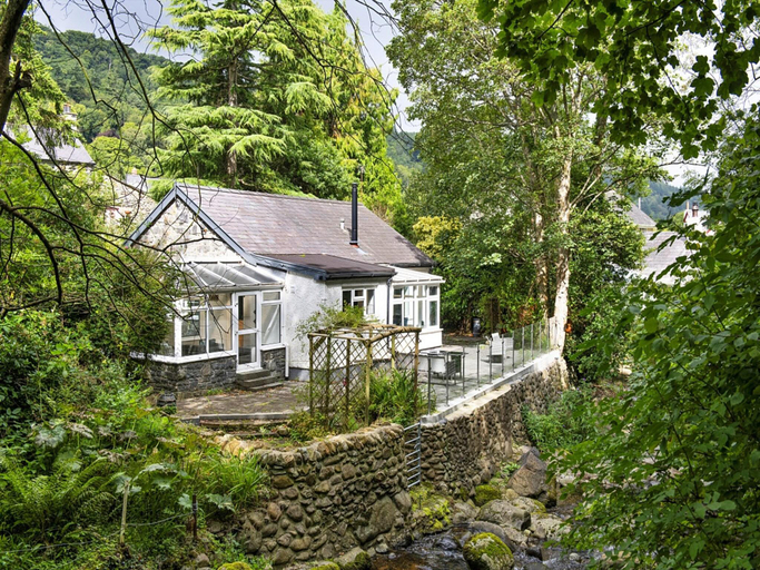 3, Cottage in Rowen by River Pet-Friendly Trails, Conwy
