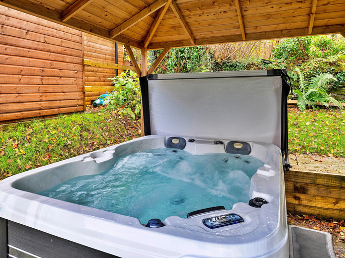 3, Cottage in Snowdonia with Hot Tub Views, Conwy
