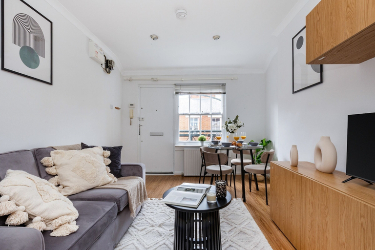 Living area 3, Cozy 1BR Apartment near Covent Garden, London