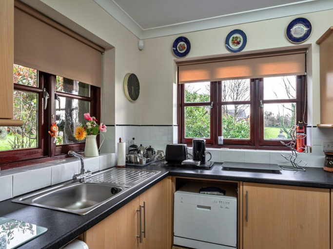 2, Bungalow in Cornwall With Orchard Views, Cornwall