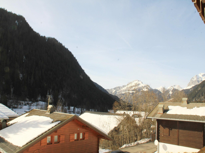 5, Chalet in La Bechigne with Valley Views, Haute-Savoie
