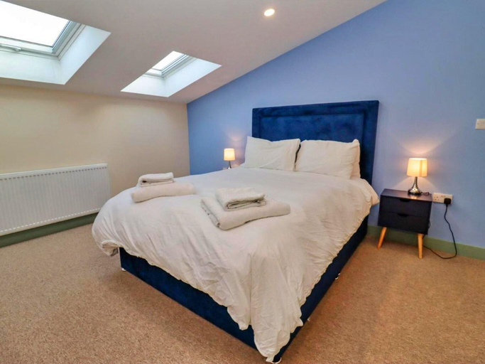 5, Cottage in Cotswolds with Hot Tub Garden, Gloucestershire