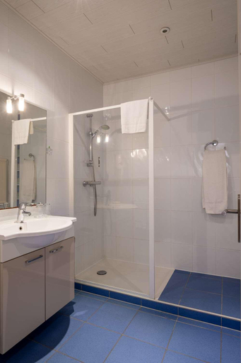 Bathroom 4, The Originals Boutique, Hotel Le Kastelberg, Bas-Rhin
