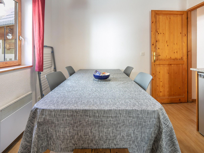 4, Apartment in Saint-Sorlin near Ski Slopes, Savoie