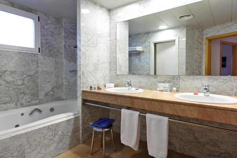 Bathroom 5, Gran Hotel Reymar, Girona