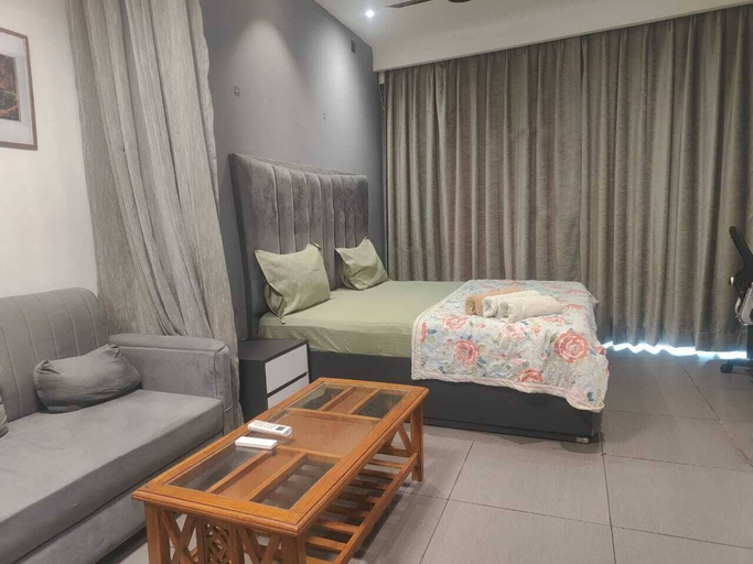 Room 5, Luxury Stay Supernova, Gautam Buddha Nagar