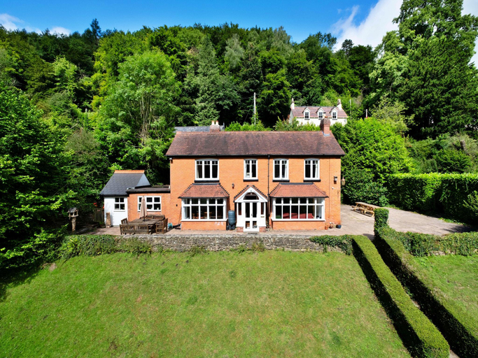 4, Lodge by River Wye with Private River Access, Gloucestershire