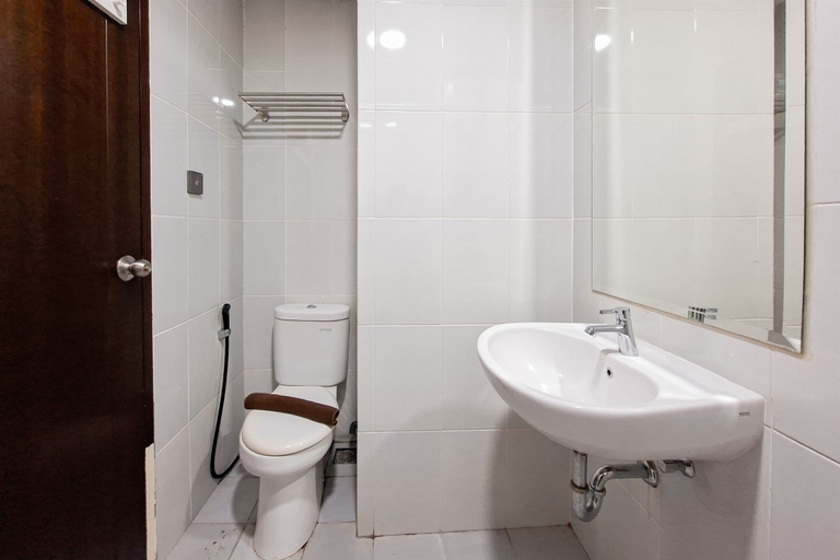 Bathroom 5, Wooden Tone Studio at Casa de Parco Apartment By Travelio, Tangerang