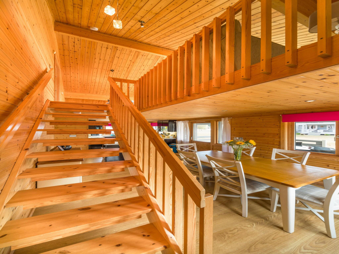 2, Lodge in Caldecott Hall with Private Hot Tub, Norfolk