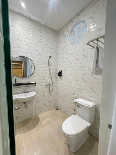 Bathroom, Royal Adana Hotel Guci, Tegal