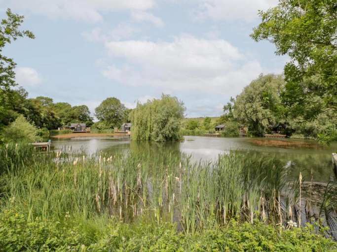 2, Cabins in Oxfordshire with Hot Tub  Meadow Views, Oxfordshire