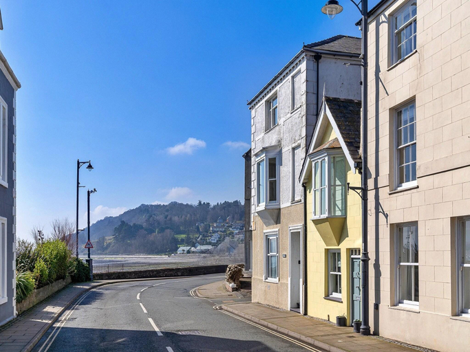 2, Apartment in Beaumaris with Snowdonia Views, Anglesey