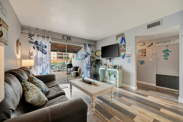 Living area 2, Tropical Oasis With Hot Tub in Treasure Island, Pinellas