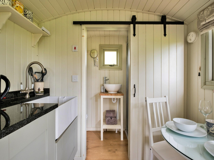 3, Luxurious camping cottage in Nordley, No Deposit, Shropshire