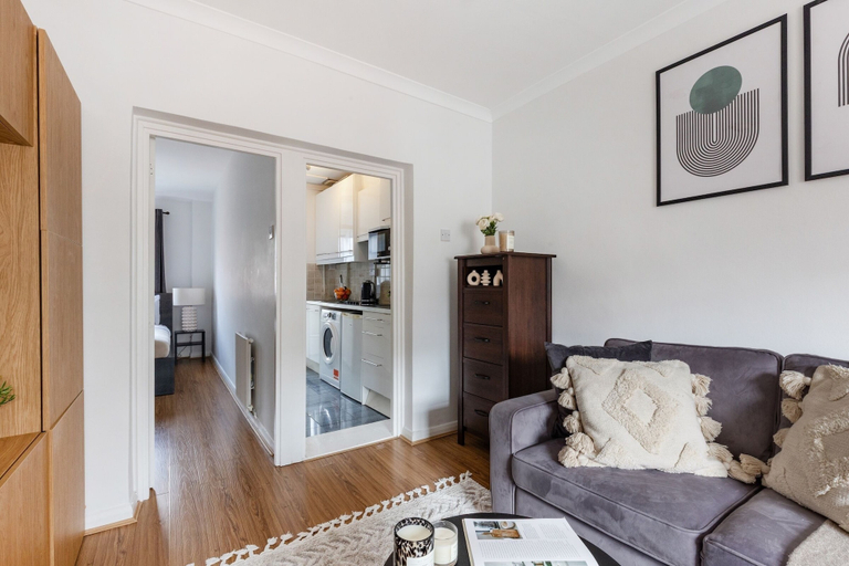 Living area 5, Cozy 1BR Apartment near Covent Garden, London